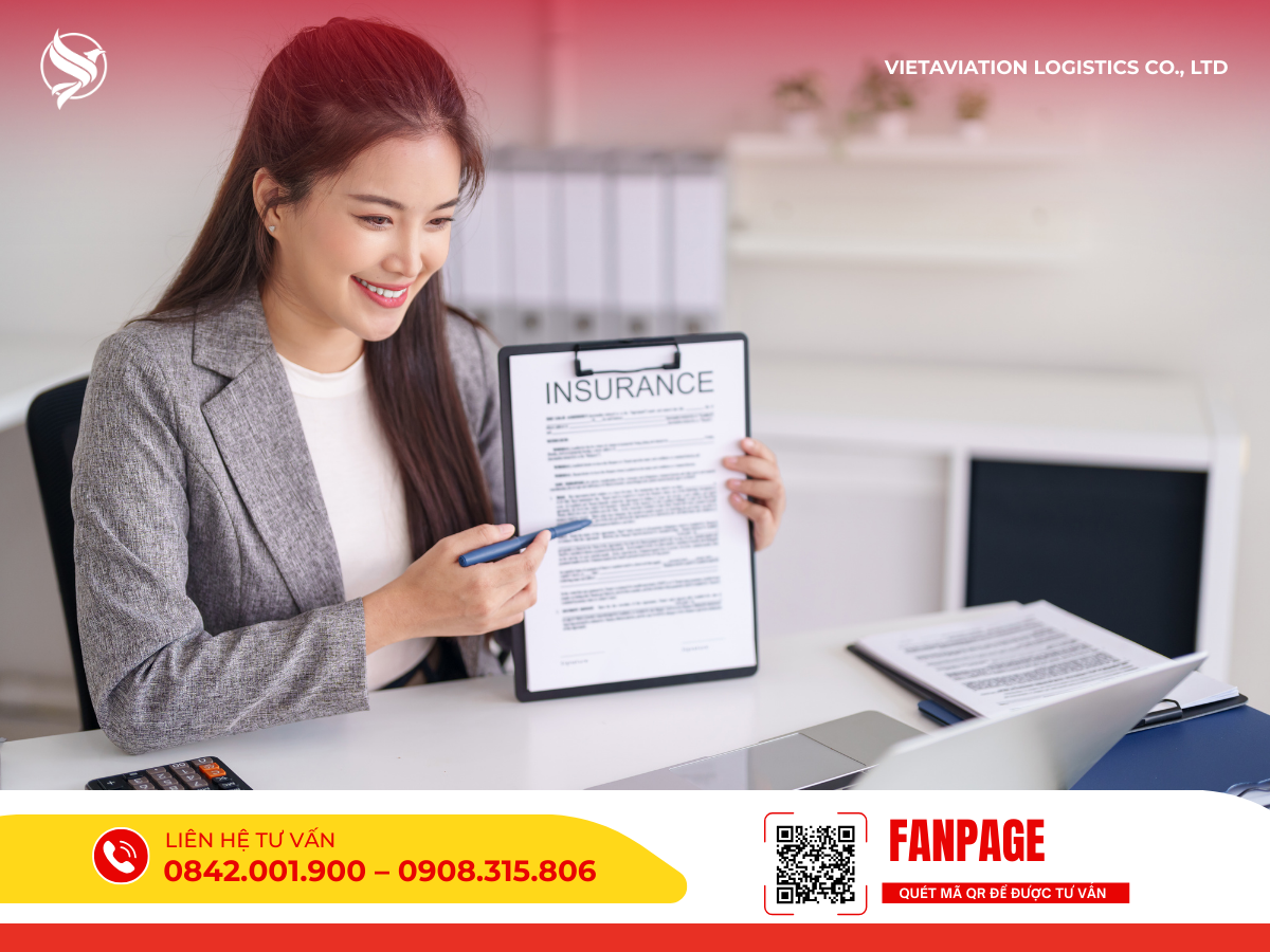 Nhân viên tư vấn hợp đồng bảo hiểm hàng hóa xuất nhập khẩu.