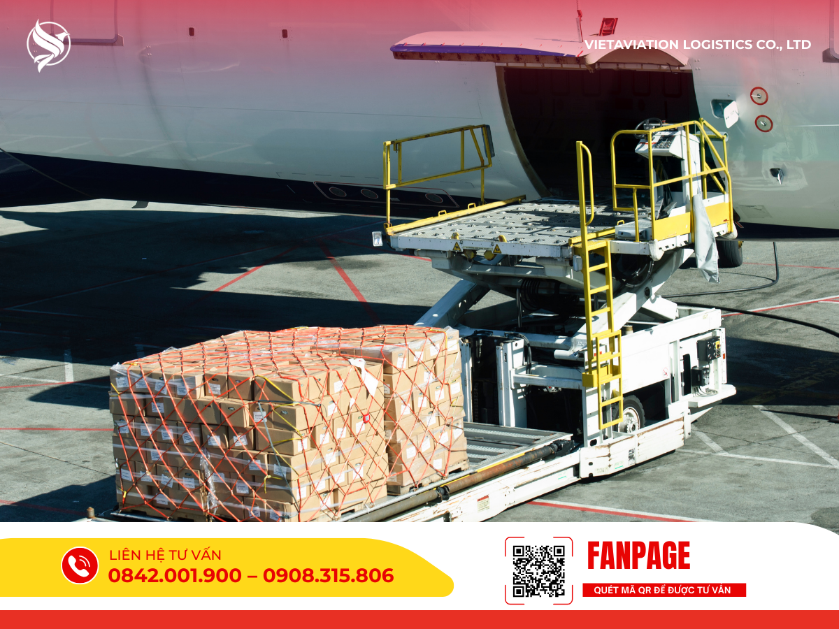 Hình ảnh kiện hàng gồm nhiều thùng carton được bọc lưới bảo vệ an toàn đặt trên xe nâng chuyên dụng, chuẩn bị đưa vào khoang chứa của máy bay.