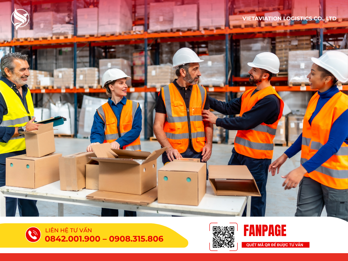 Hình ảnh nhóm nhân viên kho đang kiểm tra đóng gói thùng carton.