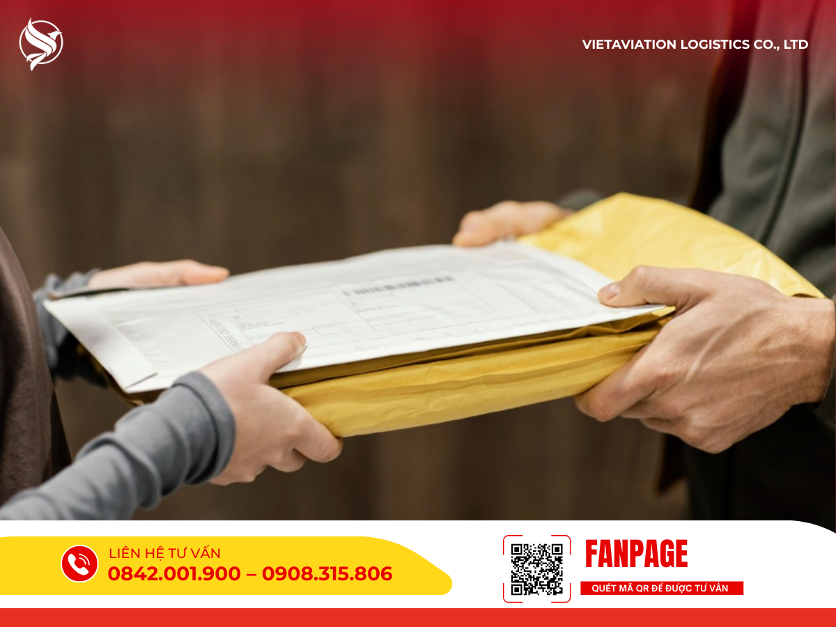 Hình ảnh cận cảnh hai người đang trao tay một phong bì tài liệu màu vàng có dán nhãn vận chuyển.