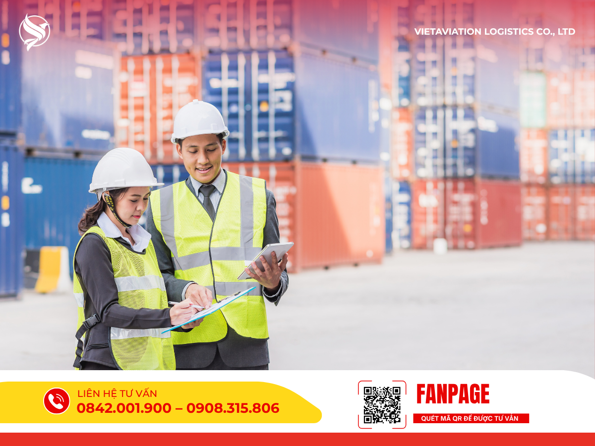 Hình ảnh một nam và một nữ nhân viên mặc trang phục công sở kết hợp áo phản quang và mũ bảo hộ đang đứng cùng nhau trao đổi, kiểm tra thông tin trên bìa hồ sơ và máy tính bảng.