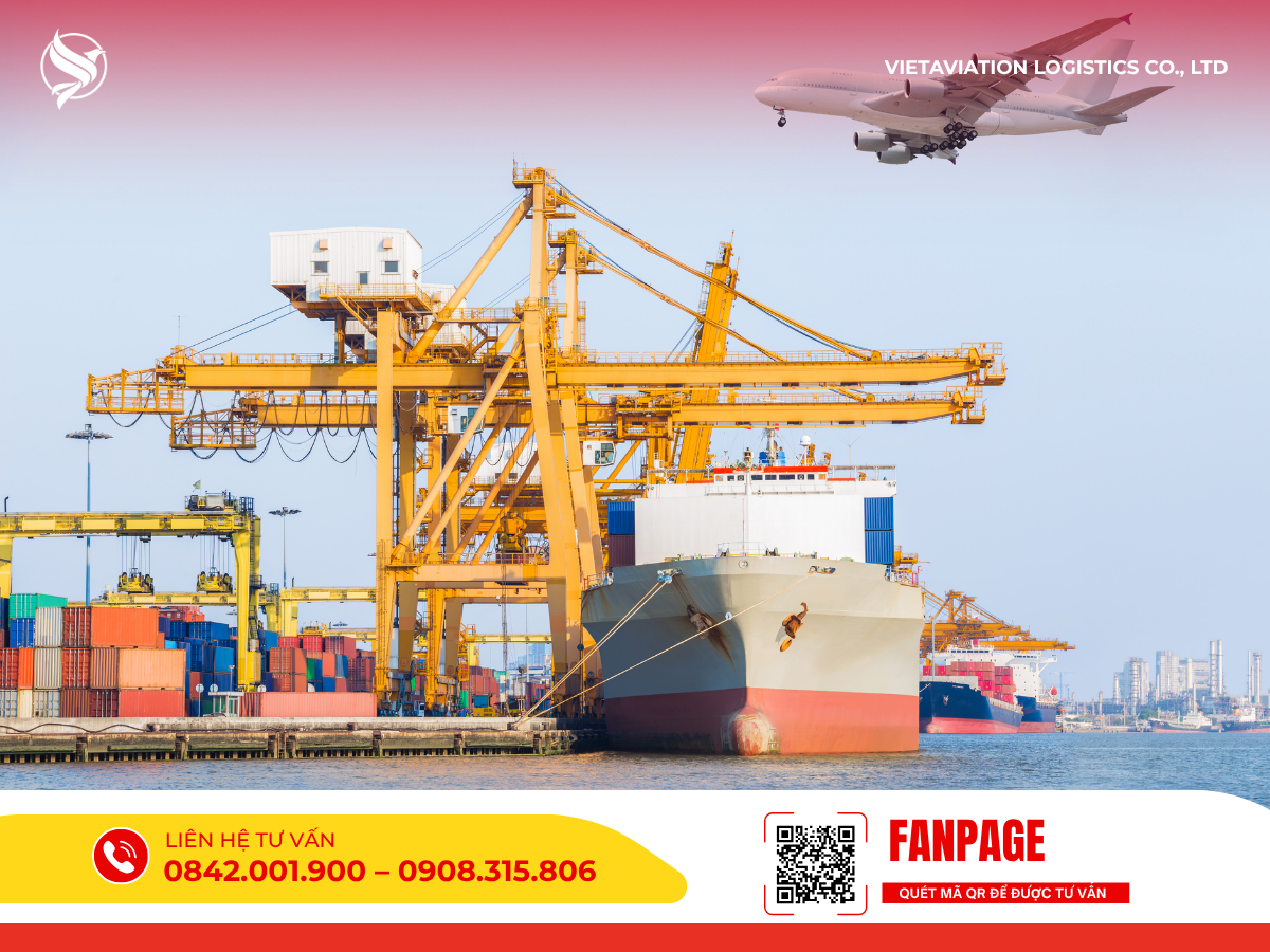 Hình ảnh một chiếc máy bay đang bay ngang qua khu vực cảng biển sầm uất với các cần cẩu màu vàng khổng lồ đang bốc xếp hàng hóa container lên tàu chở hàng.