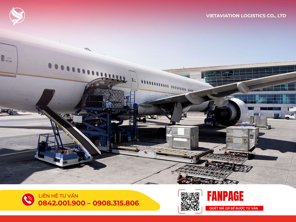 Hình ảnh một chiếc máy bay cỡ lớn đang đỗ trên đường băng sân bay, các kiện hàng đang được đưa vào khoang chứa thông qua hệ thống xe nâng chuyên dụng.