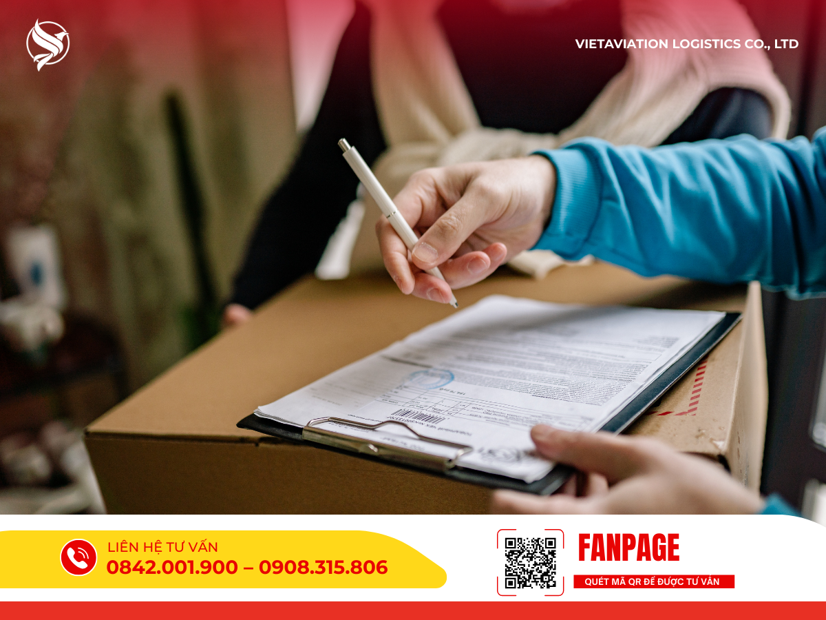 Hình ảnh khách hàng đang trực tiếp ký tên xác nhận lên biên bản bàn giao và niêm phong bưu kiện ngay tại chỗ trước sự chứng kiến của nhân viên giao nhận, minh họa cho quy trình bảo mật nghiêm ngặt.