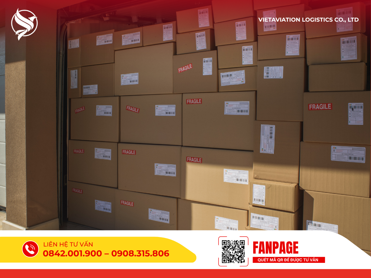 Các thùng hàng carton dán nhãn dễ vỡ xếp ngay ngắn