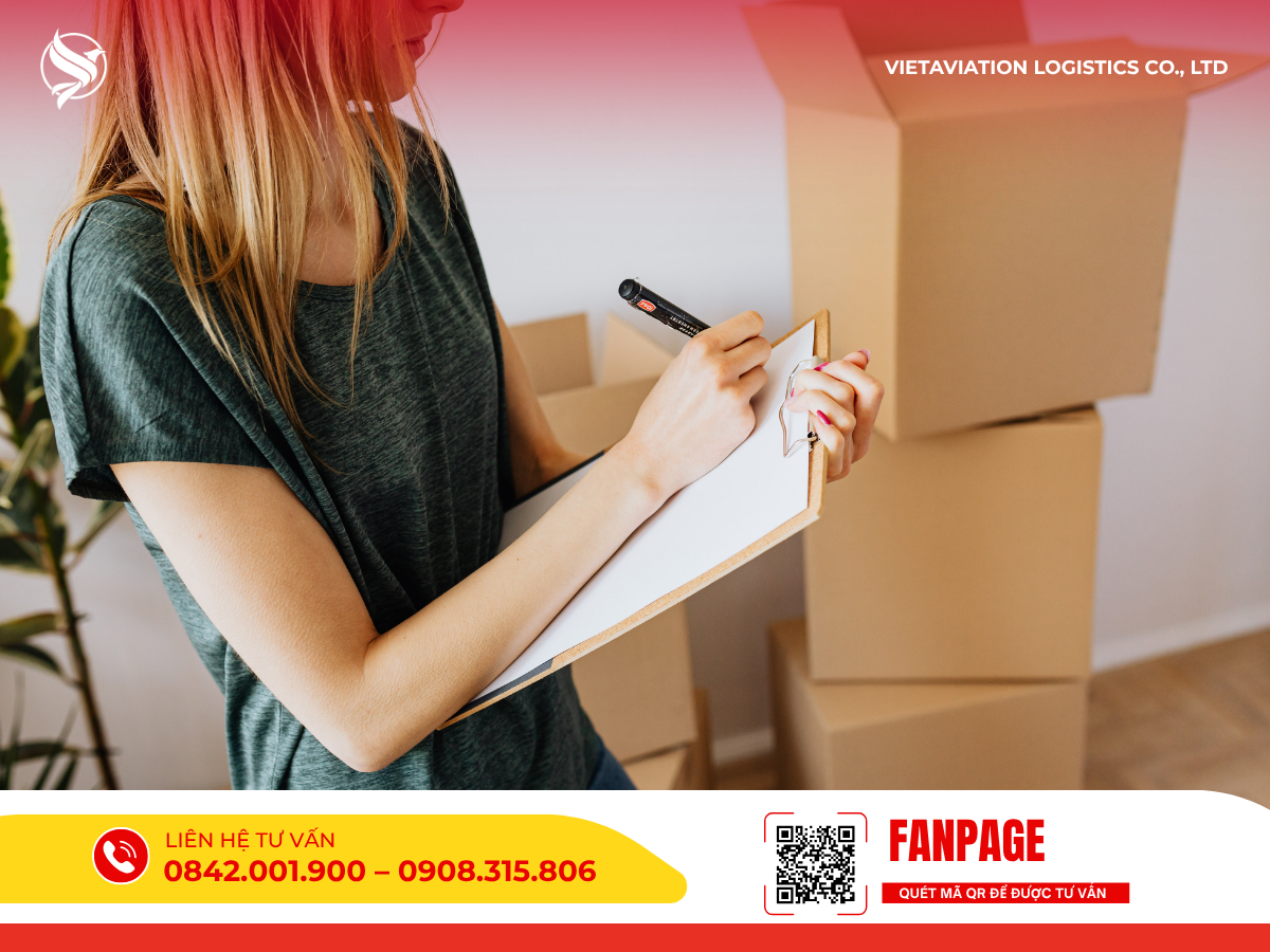 Hình ảnh người phụ nữ đang cầm kẹp hồ sơ và bút để ghi chép, kiểm tra thông tin cẩn thận bên cạnh các thùng carton.