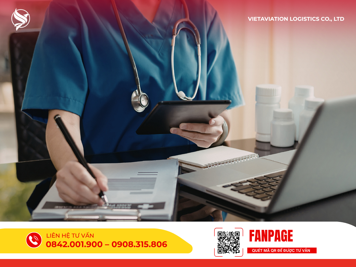 Hình ảnh nhân viên y tế mặc đồng phục đang cầm máy tính bảng và cẩn thận ghi chép thông tin vào bộ hồ sơ trên bàn làm việc.