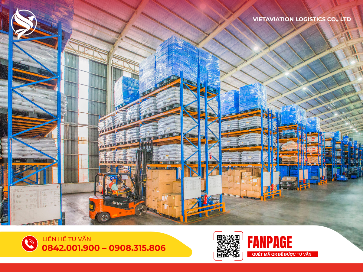 Xe nâng đang sắp xếp các kệ hàng cao tầng trong kho bãi quy mô lớn và hiện đại
