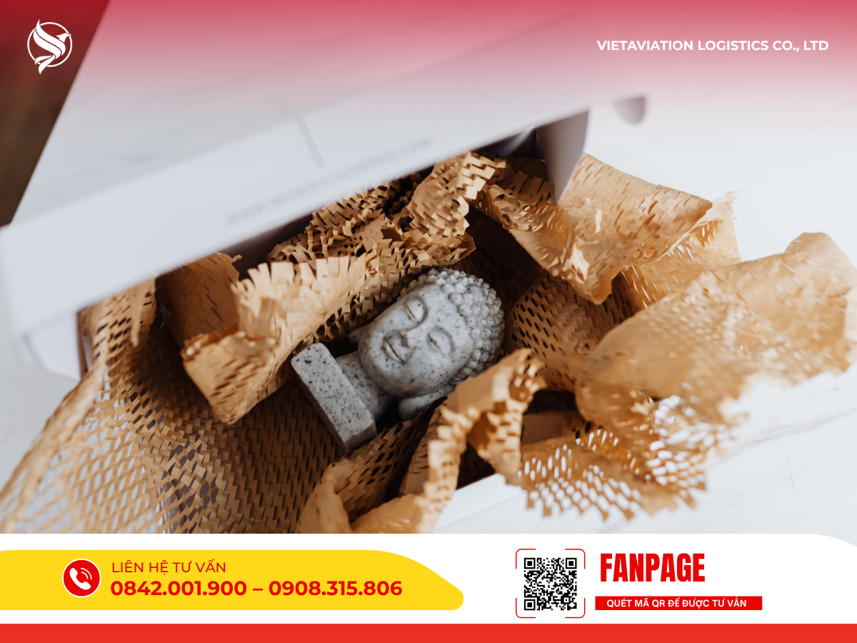 Hình ảnh cận cảnh một bức tượng Phật nhỏ được bọc lót cẩn thận bằng giấy tổ ong chống sốc bên trong hộp carton.