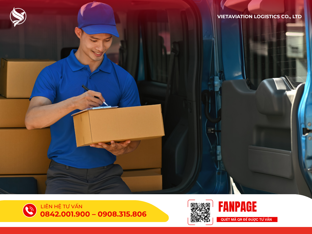 Hình ảnh nhân viên giao nhận mặc đồng phục xanh đang tươi cười ghi chép thông tin trên kẹp hồ sơ cạnh xe tải nhỏ chở hàng.