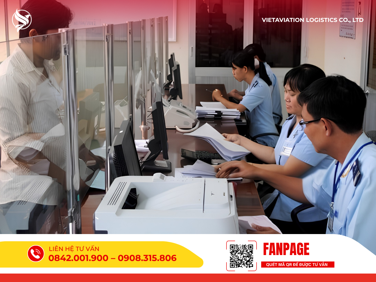 Đội ngũ nhân viên văn phòng tại VietAviation Logistics đang tận tình hướng dẫn và xử lý hồ sơ chứng từ vận chuyển cho khách hàng.