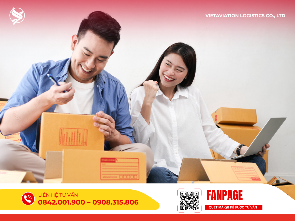 Cặp đôi chủ shop online hào hứng chốt đơn và đóng gói kiện hàng