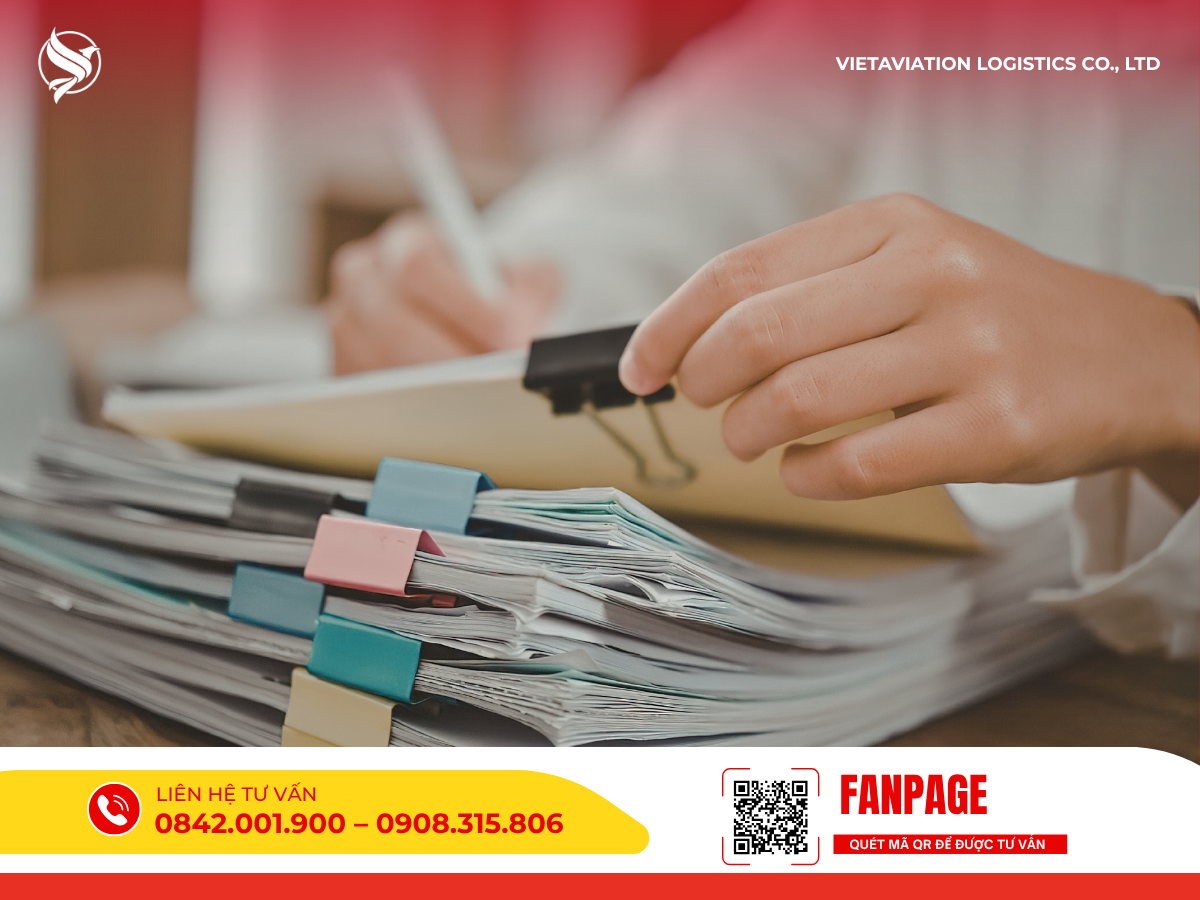 Hình ảnh cận cảnh đôi bàn tay đang cầm bút ghi chép và lật kiểm tra một xấp hồ sơ tài liệu dày.