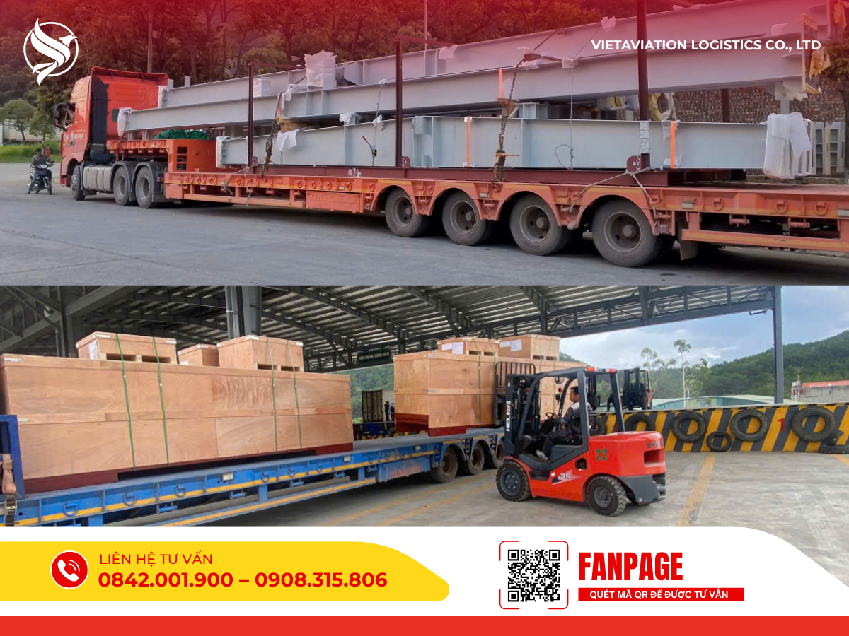 Xe tải siêu trường siêu trọng chở linh kiện máy móc và xe nâng đang xếp dỡ các kiện hàng gỗ lớn tại kho bãi.