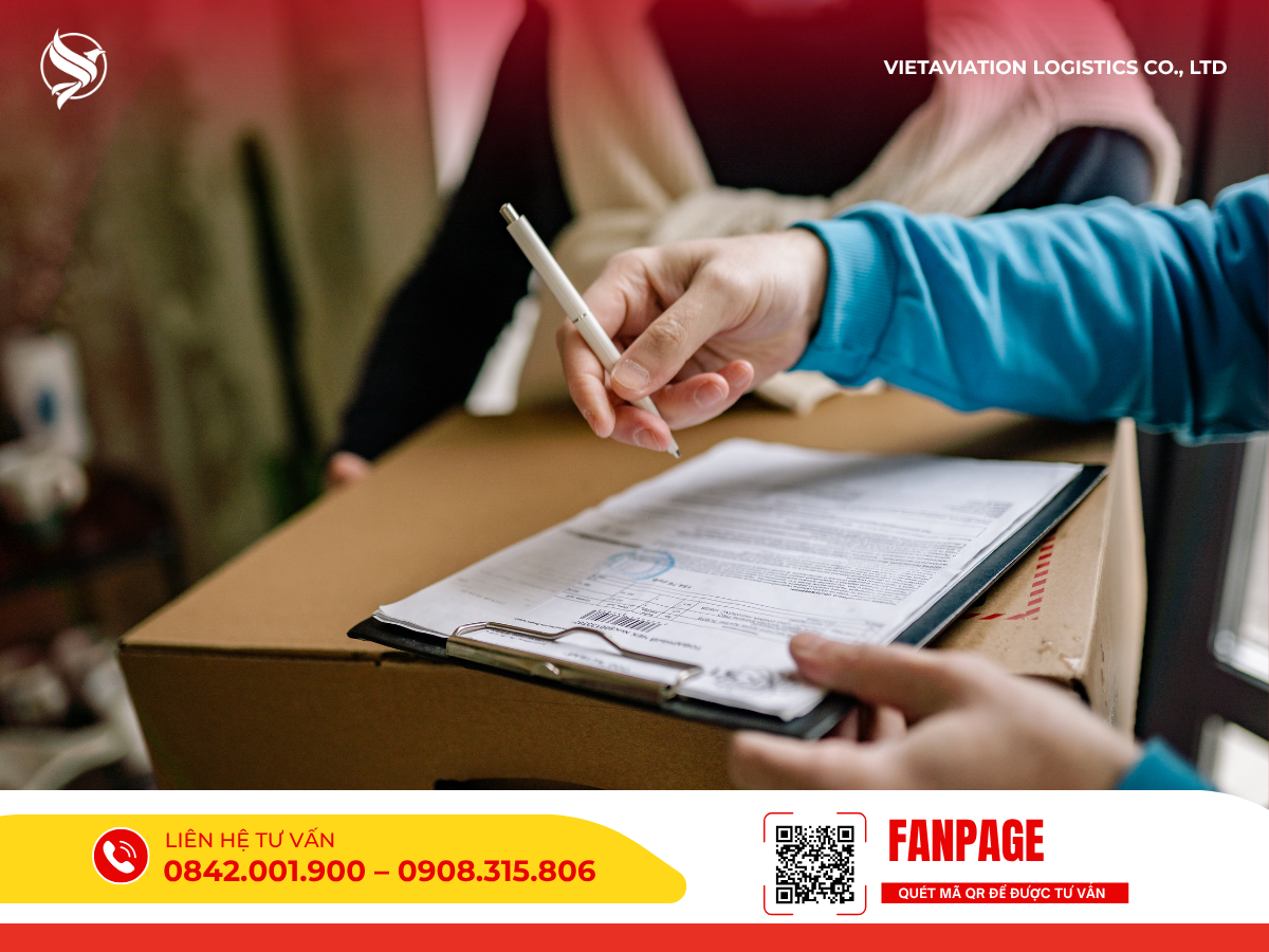 Hình ảnh cận cảnh tay người đang cầm bút ký xác nhận lên biên bản giao nhận tài liệu đặt trên thùng hàng.