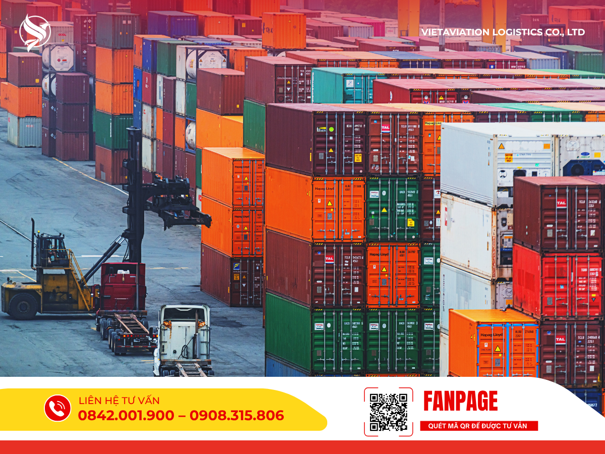Cảng container nhộn nhịp với xe nâng đang bốc xếp hàng hóa.