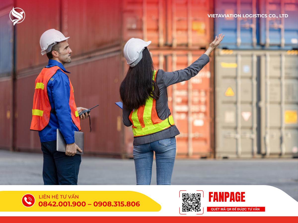 Đội ngũ quản lý vận hành đang kiểm tra hệ thống container hàng hóa tại bãi kho