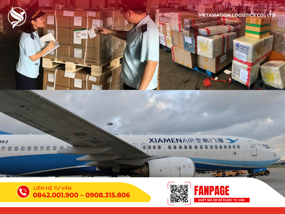 Nhân viên kiểm tra mã vận đơn trên các kiện hàng
