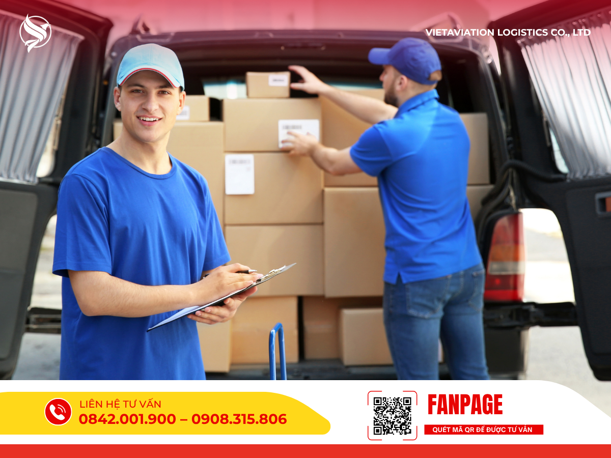 Nhân viên giao hàng đang kiểm tra danh sách và bốc xếp các kiện hàng lên xe tải.