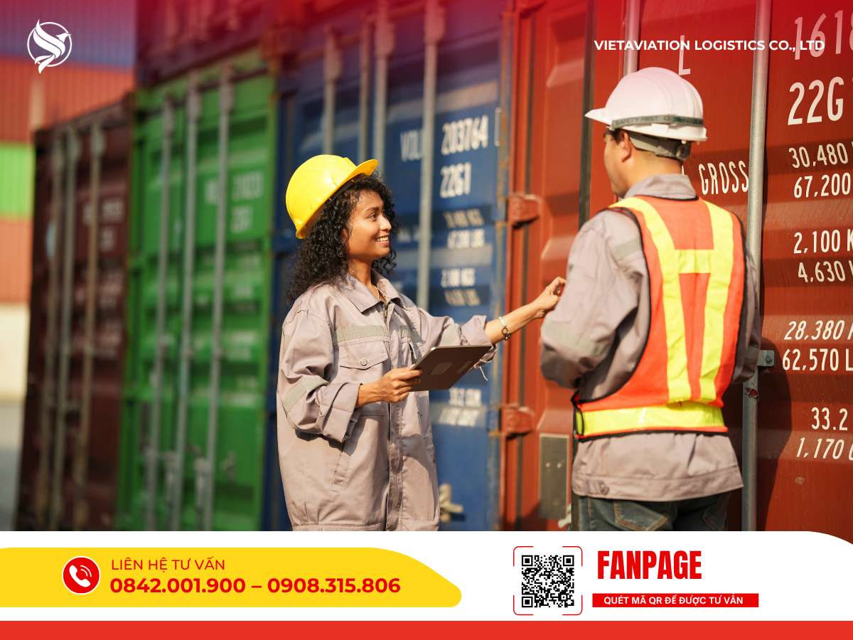 Nhân viên điều phối đang trao đổi công việc bên cạnh các thùng container