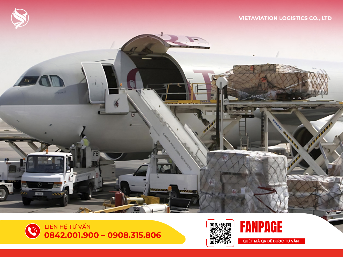 Hoạt động bốc xếp các kiện hàng đã được đóng gói tiêu chuẩn lên máy bay vận tải chuyên dụng thông qua hệ thống băng chuyền tự động.