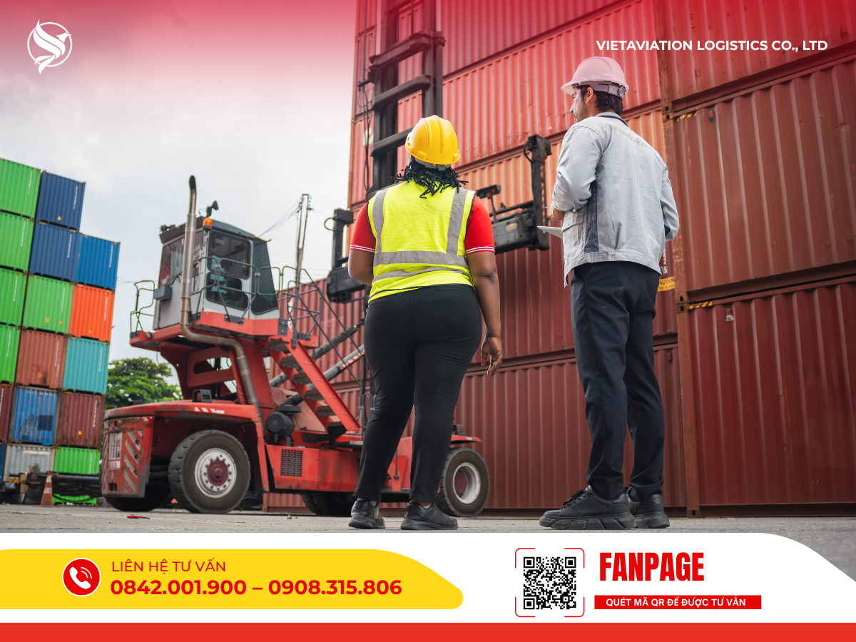 Giám sát quy trình bốc dỡ và kiểm tra các container hàng hóa tại bãi.