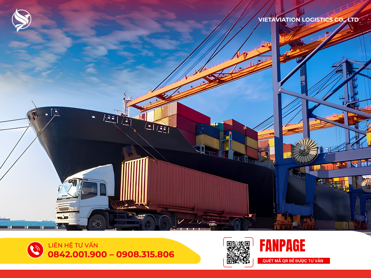 Hoạt động vận chuyển hàng hóa kết hợp đa phương thức với xe tải container và tàu biển chuyên dụng tại cảng bốc xếp.