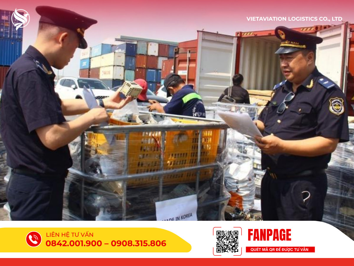 Cán bộ hải quan đang trực tiếp kiểm tra hàng hóa bên trong kiện hàng và đối chiếu với tờ khai thông quan tại bãi container.
