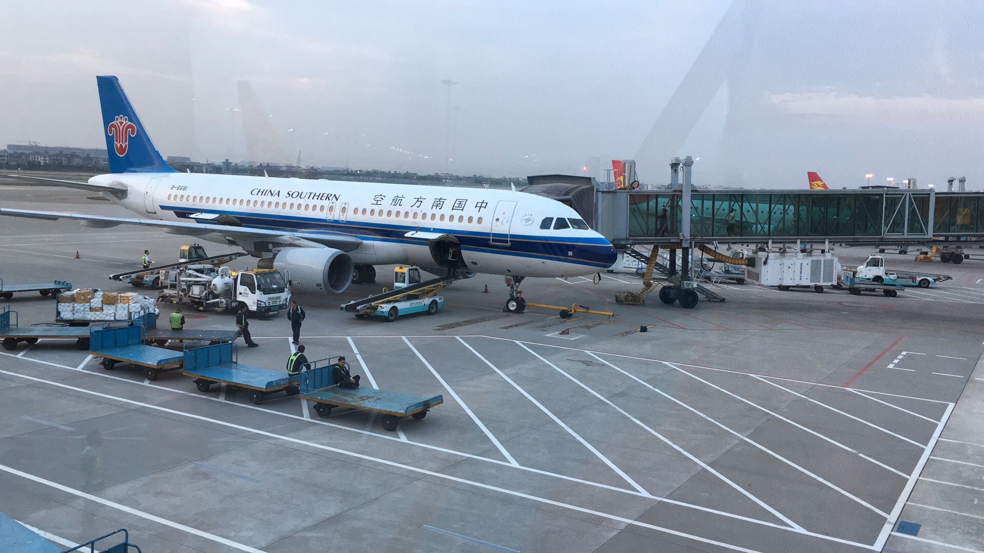 Chuyển phát nhanh đi Trung Quốc bằng đường hàng không. Máy bay CZ China Southern