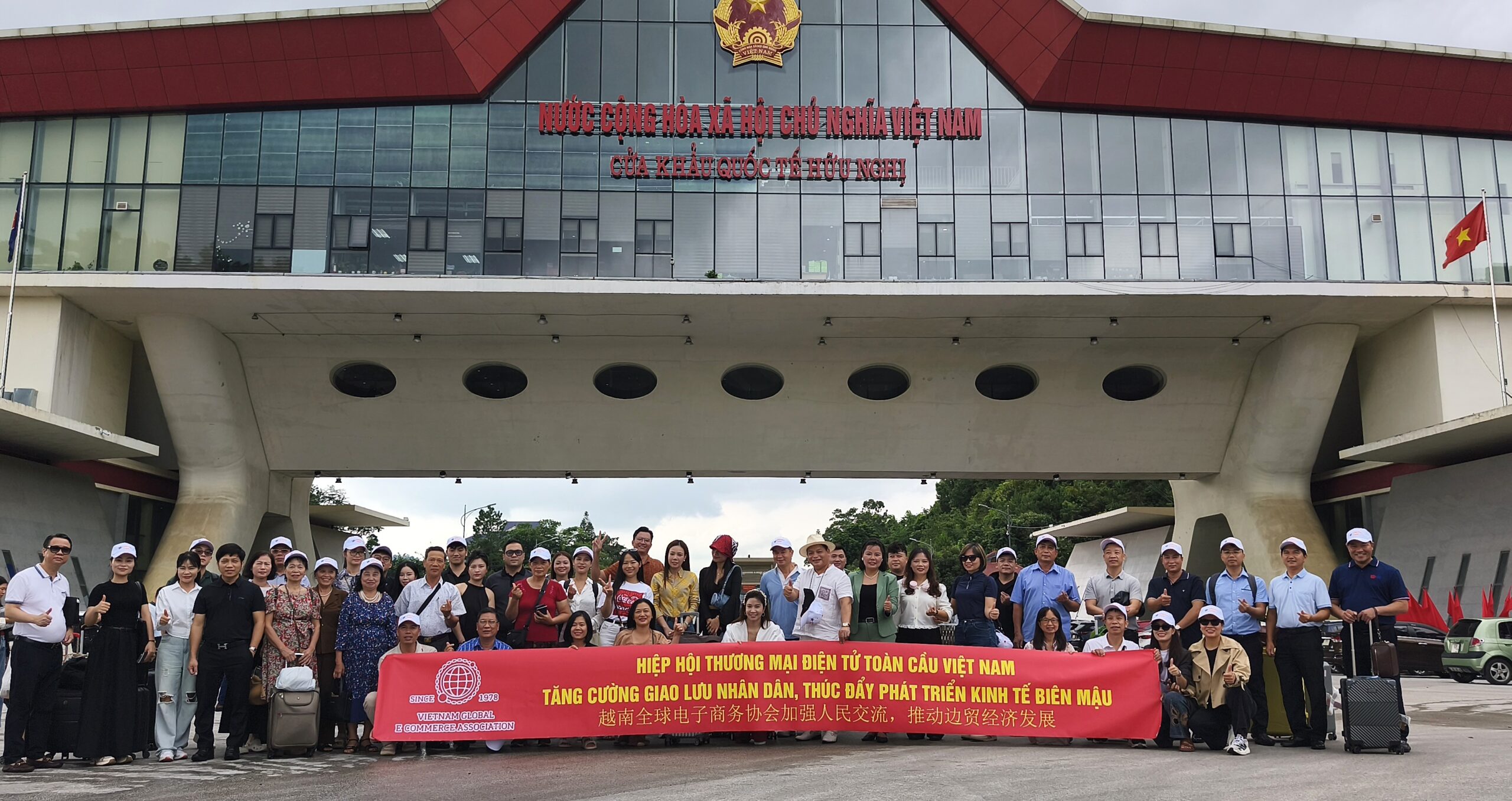 Hiệp hội TMDT Toàn Cầu Việt Nam chụp hình kỷ niệm tại Cửa khẩu Hữu Nghị Lạng Sơn